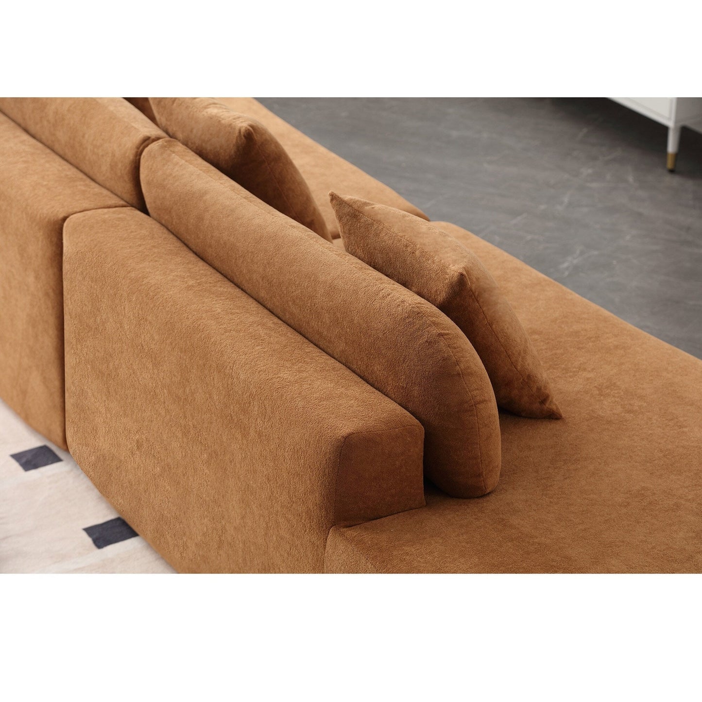 Canapé modulaire incurvé marron de 130,5 po au design ergonomique, tissu haute résilience et 3 coussins, aucun assemblage requis