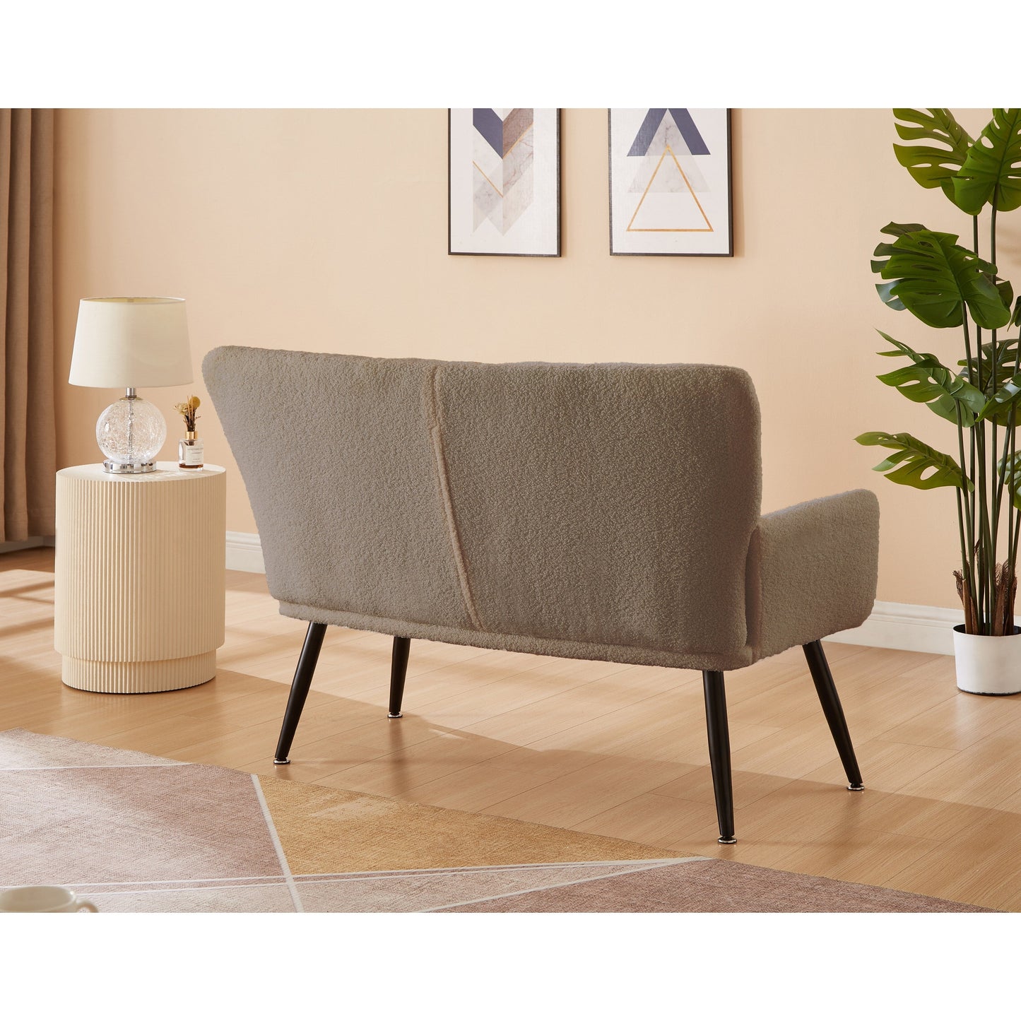 Canapé causeuse Teddy marron 52 avec dossiers matelassés et cadre en bois dur pour le salon.