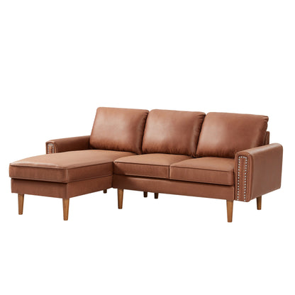 Canapé 3 places en cuir synthétique marron de 208 cm, forme L, avec méridienne gauche et clous décoratifs, finitions en cuivre et pieds en bois massif.