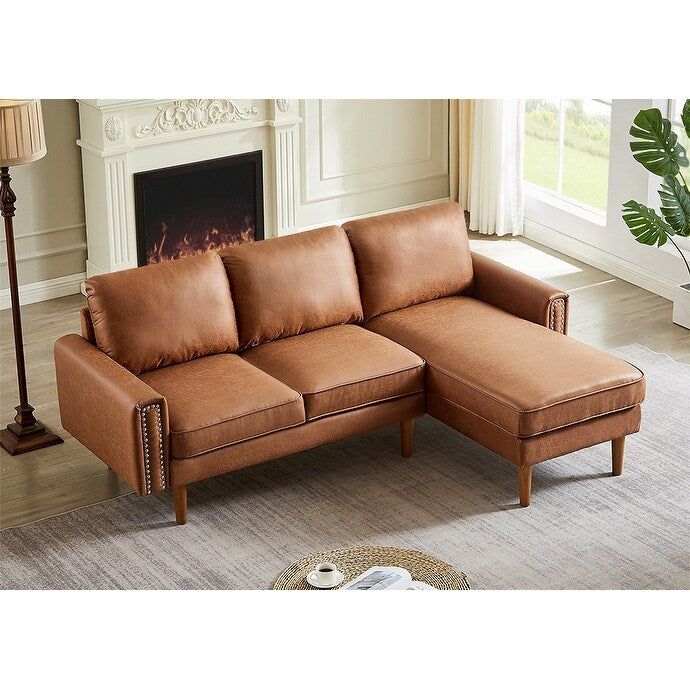 Canapé 3 places en cuir synthétique marron de 208 cm, forme L, avec méridienne gauche et clous décoratifs, finitions en cuivre et pieds en bois massif.