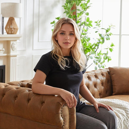 Canapé Chesterfield 3 places en tissu technique marron 85,5 avec accoudoirs roulés et 2 coussins pour le salon