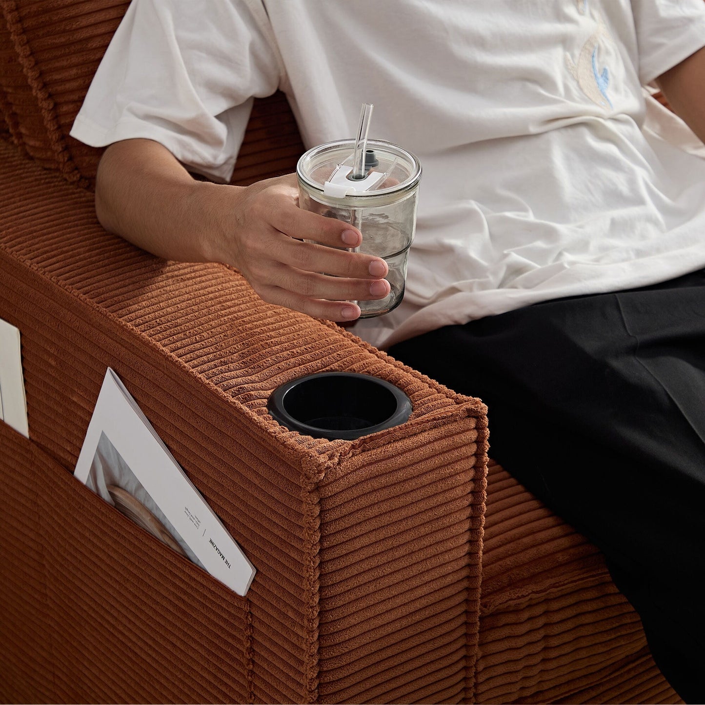 Canapé 3 places en velours côtelé marron avec porte-gobelet et rangement