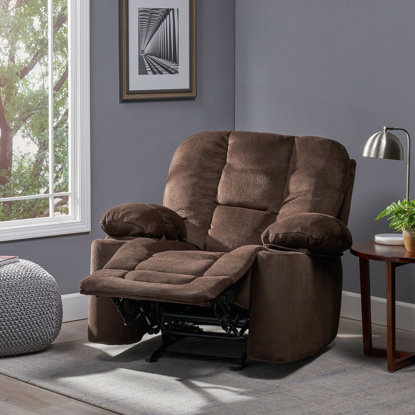 Fauteuil inclinable manuel élégant en tissu marron avec deux porte-gobelets et dimensions généreuses pour une détente maximale