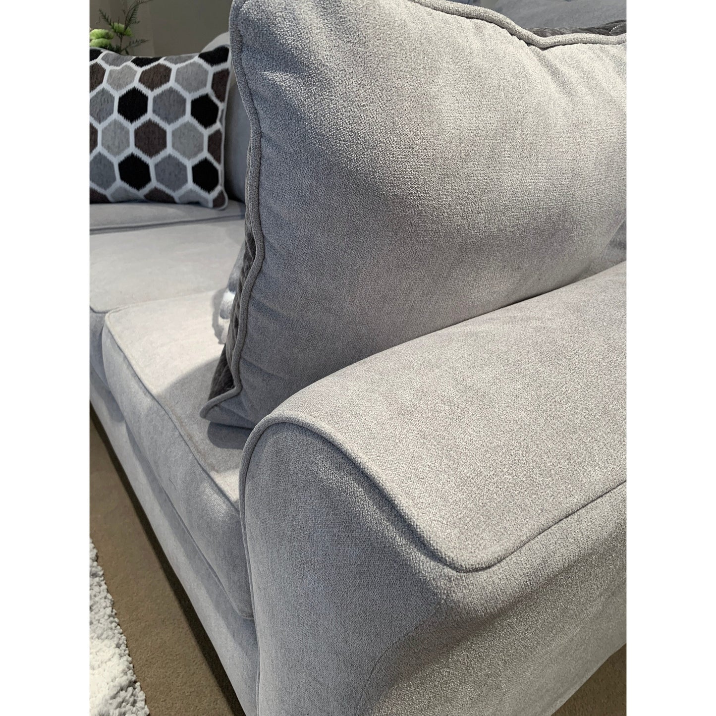 Canapé à dossier coussiné en tissu Camero de Roundhill Furniture