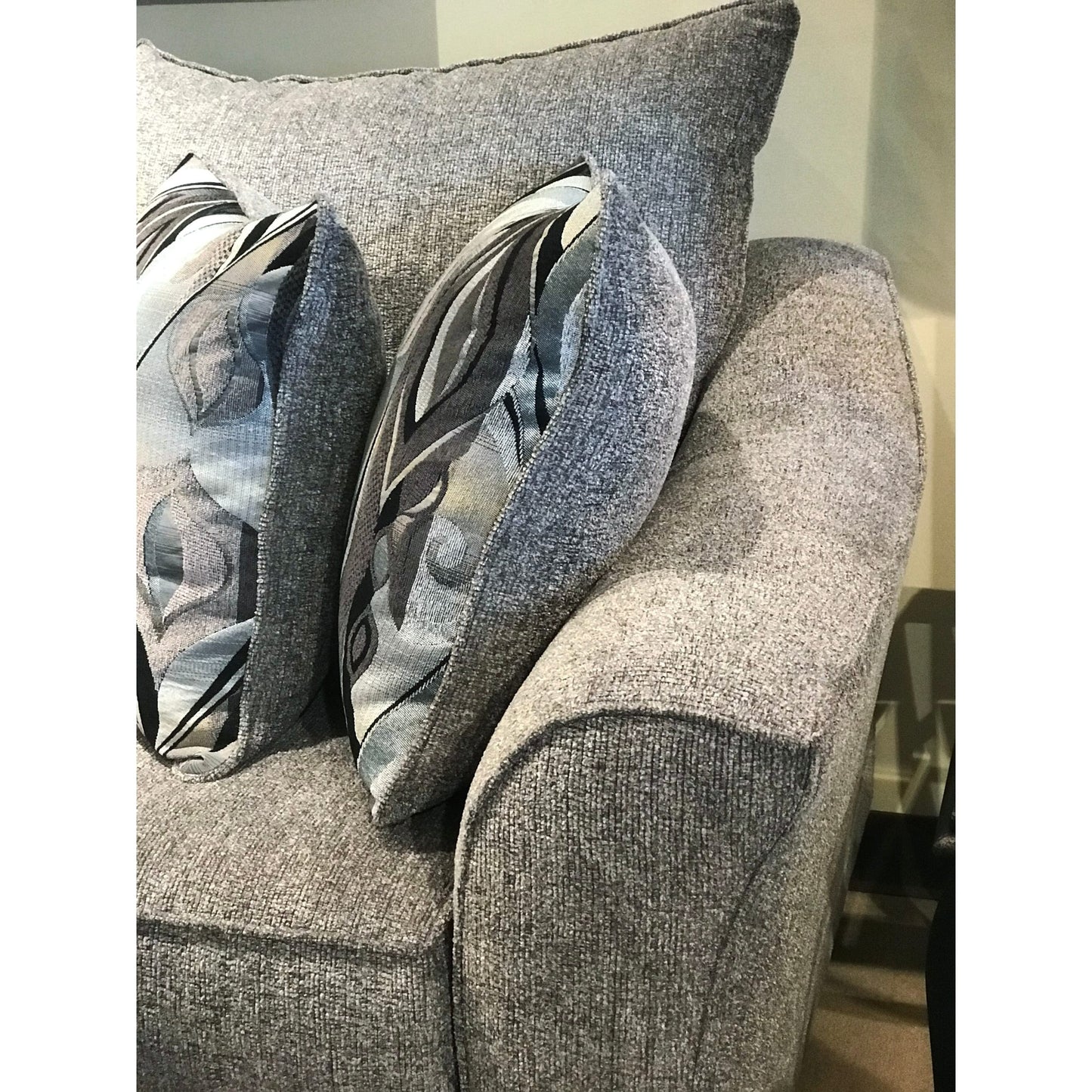 Canapé à dossier coussiné en tissu Camero de Roundhill Furniture