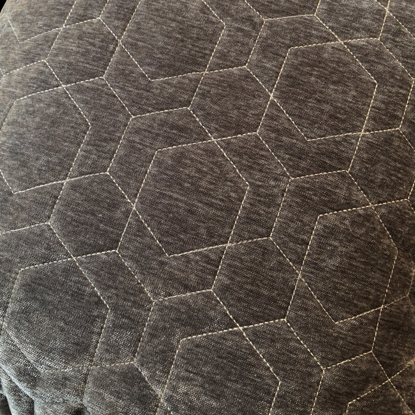 Canapé à dossier coussiné en tissu Camero de Roundhill Furniture