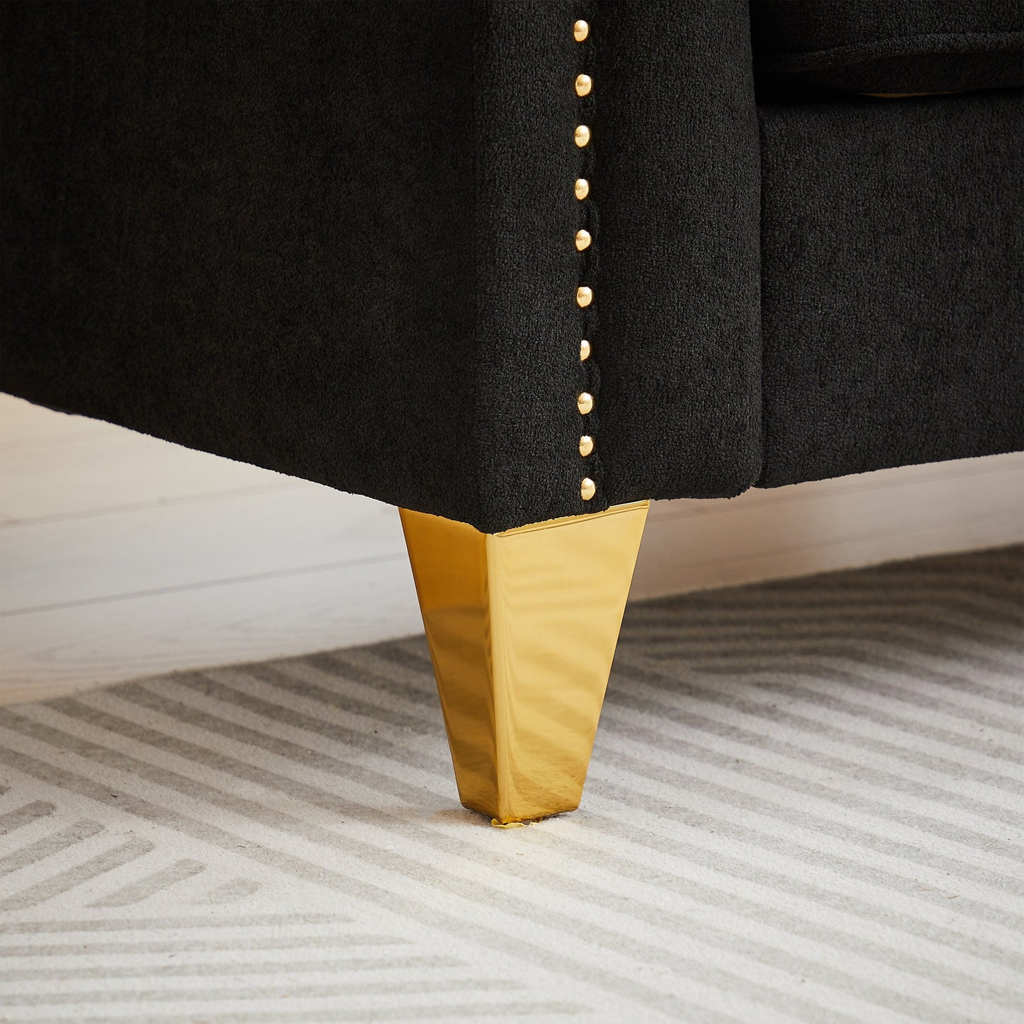 Canapé capitonné 3 places en chenille avec décoration cloutée en cuivre