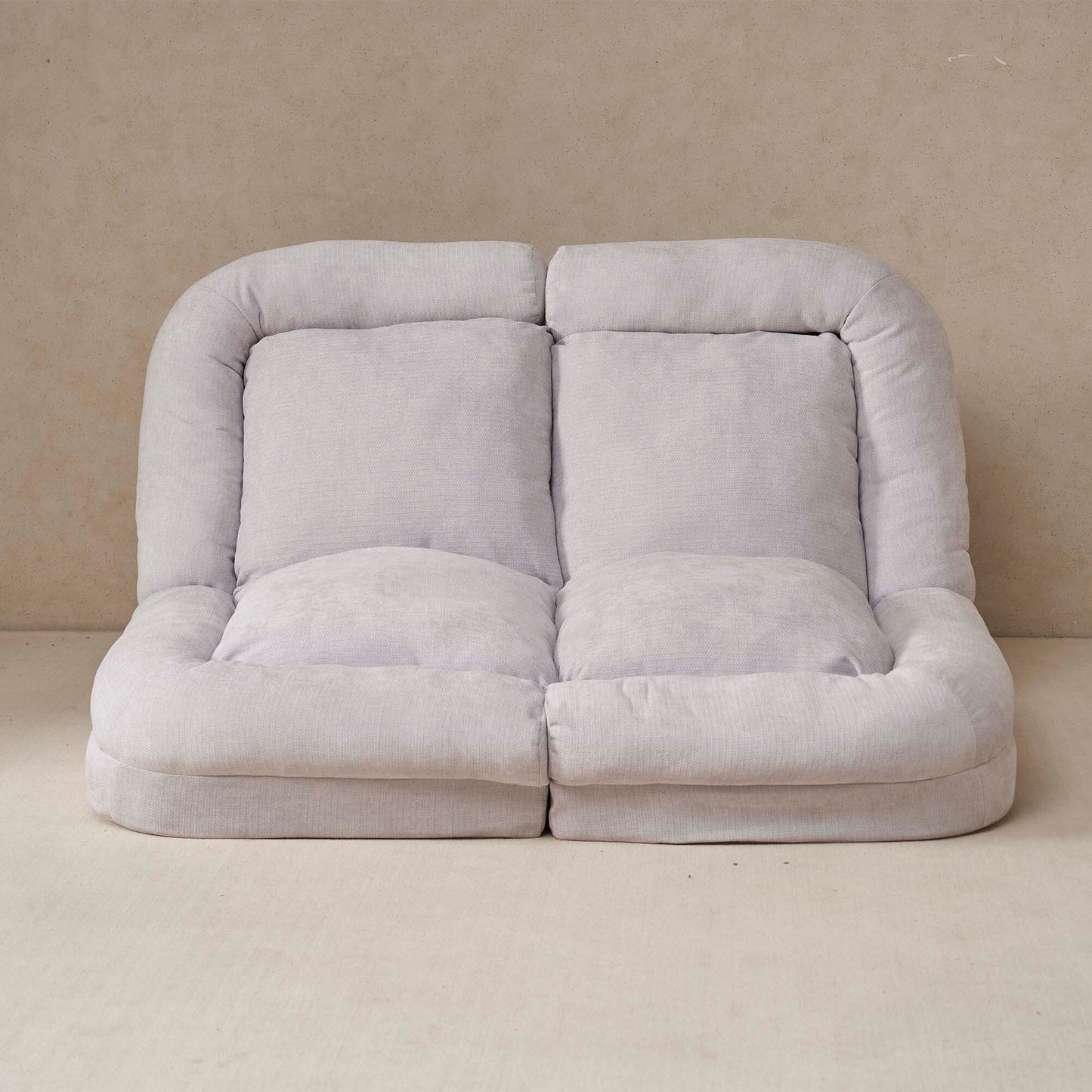 Canapé-lit double convertible avec fonction dépliante pour des options d'assise et de couchage polyvalentes