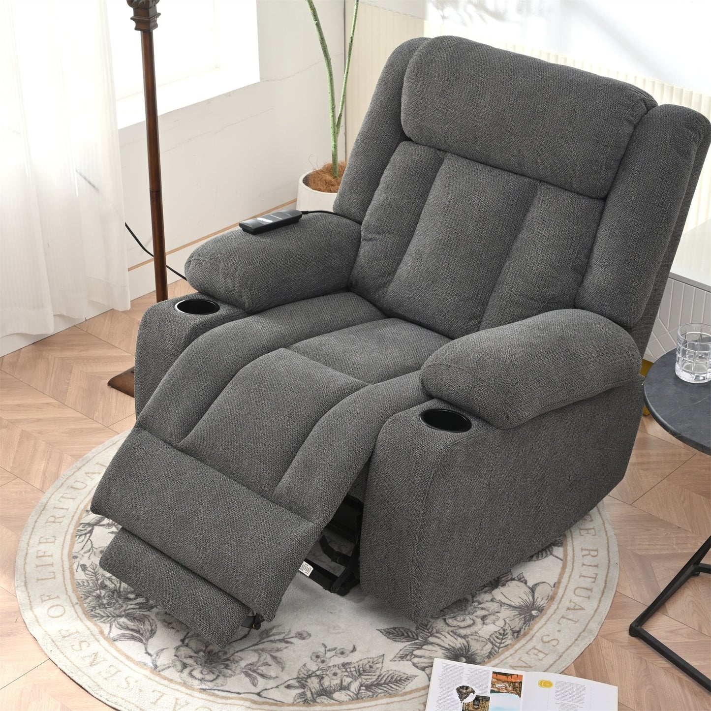 Fauteuil inclinable électrique pour personnes âgées, avec repose-pieds allongé, télécommande, poches latérales et 2 porte-gobelets.