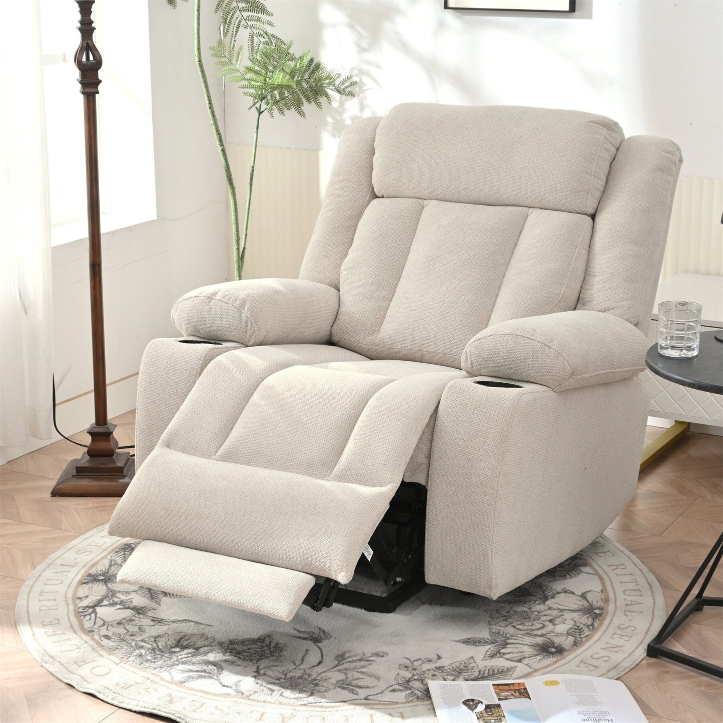 Fauteuil inclinable électrique pour personnes âgées, avec repose-pieds allongé, télécommande, poches latérales et 2 porte-gobelets.