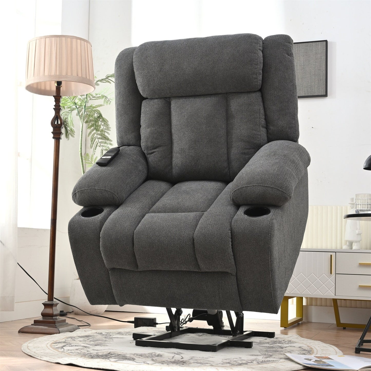 Fauteuil inclinable électrique pour personnes âgées, avec repose-pieds allongé, télécommande, poches latérales et 2 porte-gobelets.