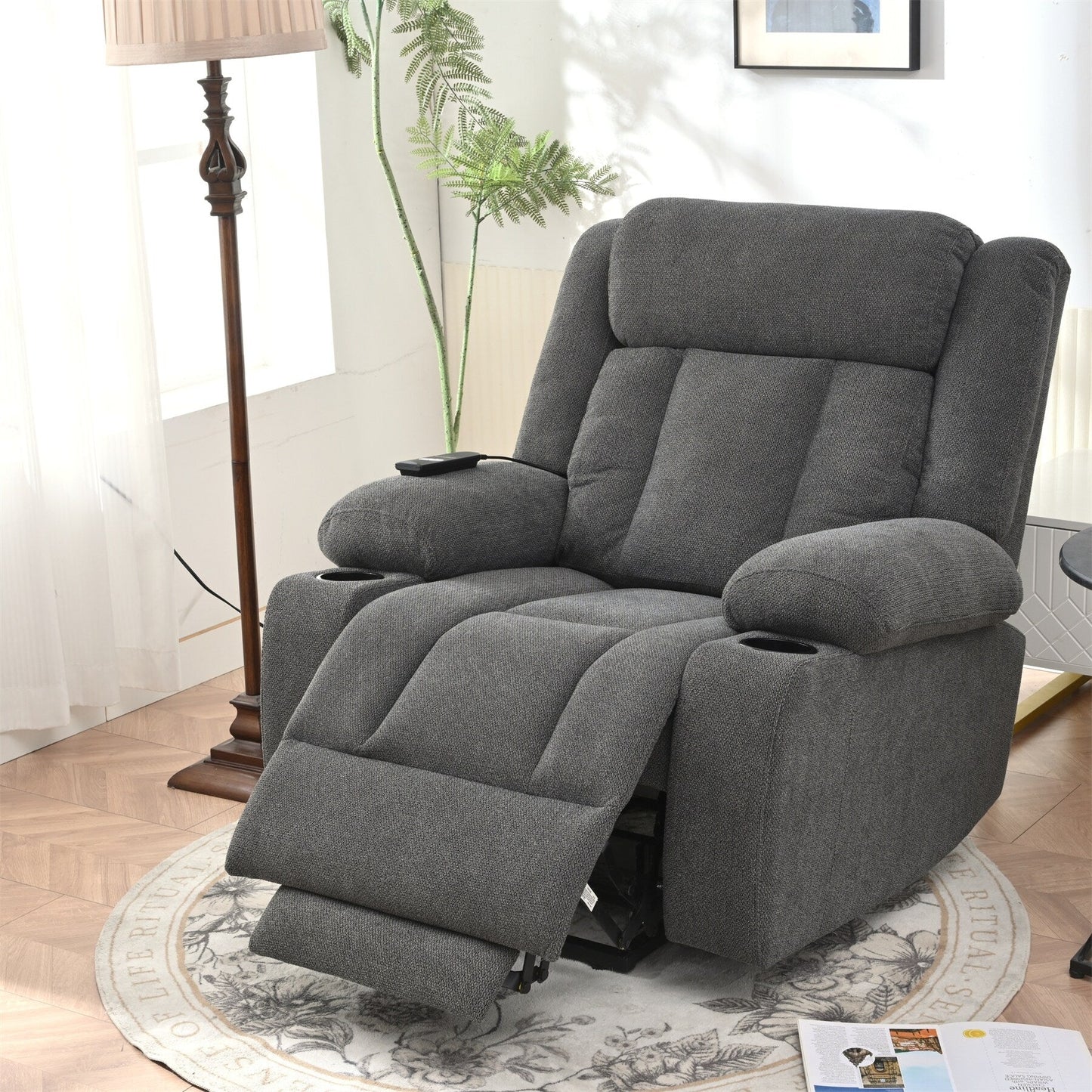 Fauteuil inclinable électrique pour personnes âgées, avec repose-pieds allongé, télécommande, poches latérales et 2 porte-gobelets.