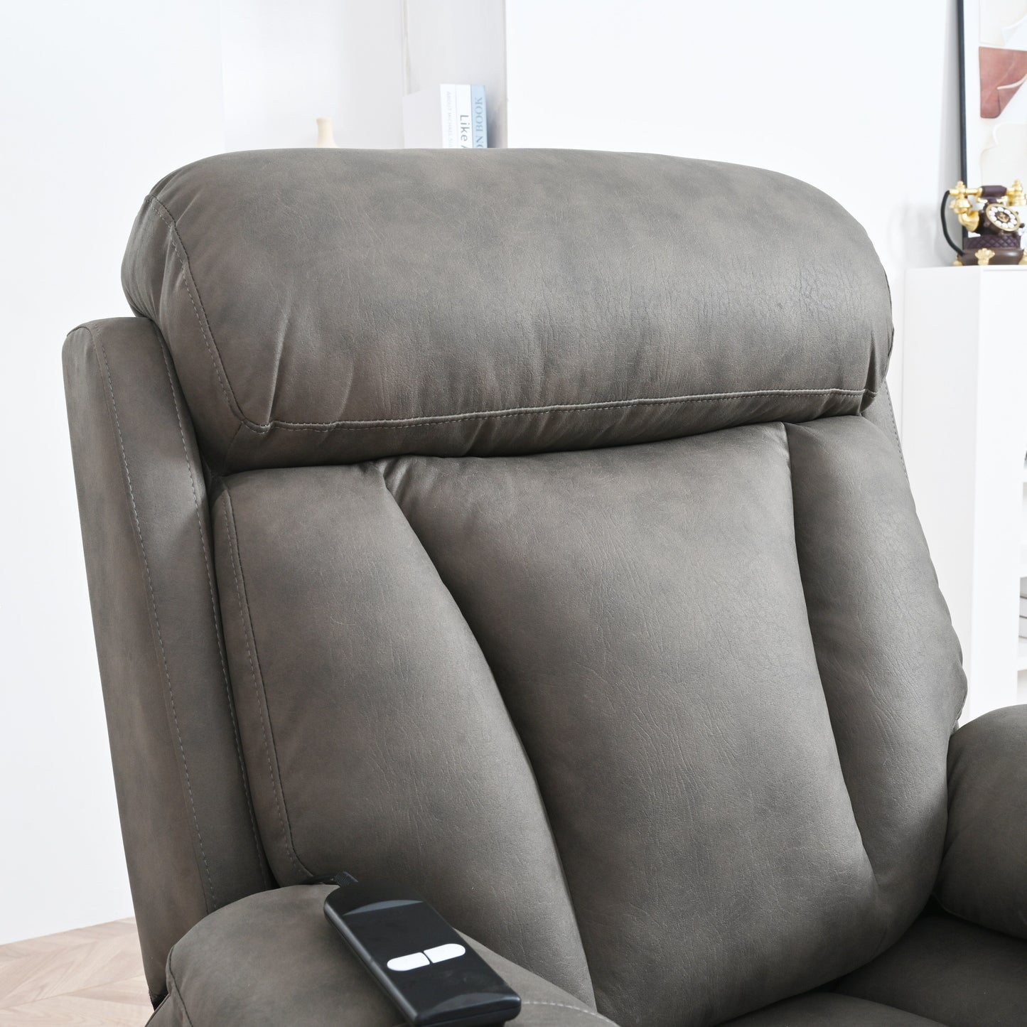 Fauteuil inclinable électrique en tissu pour personnes âgées, avec télécommande, coussin rembourré, poche latérale et cadre robuste.