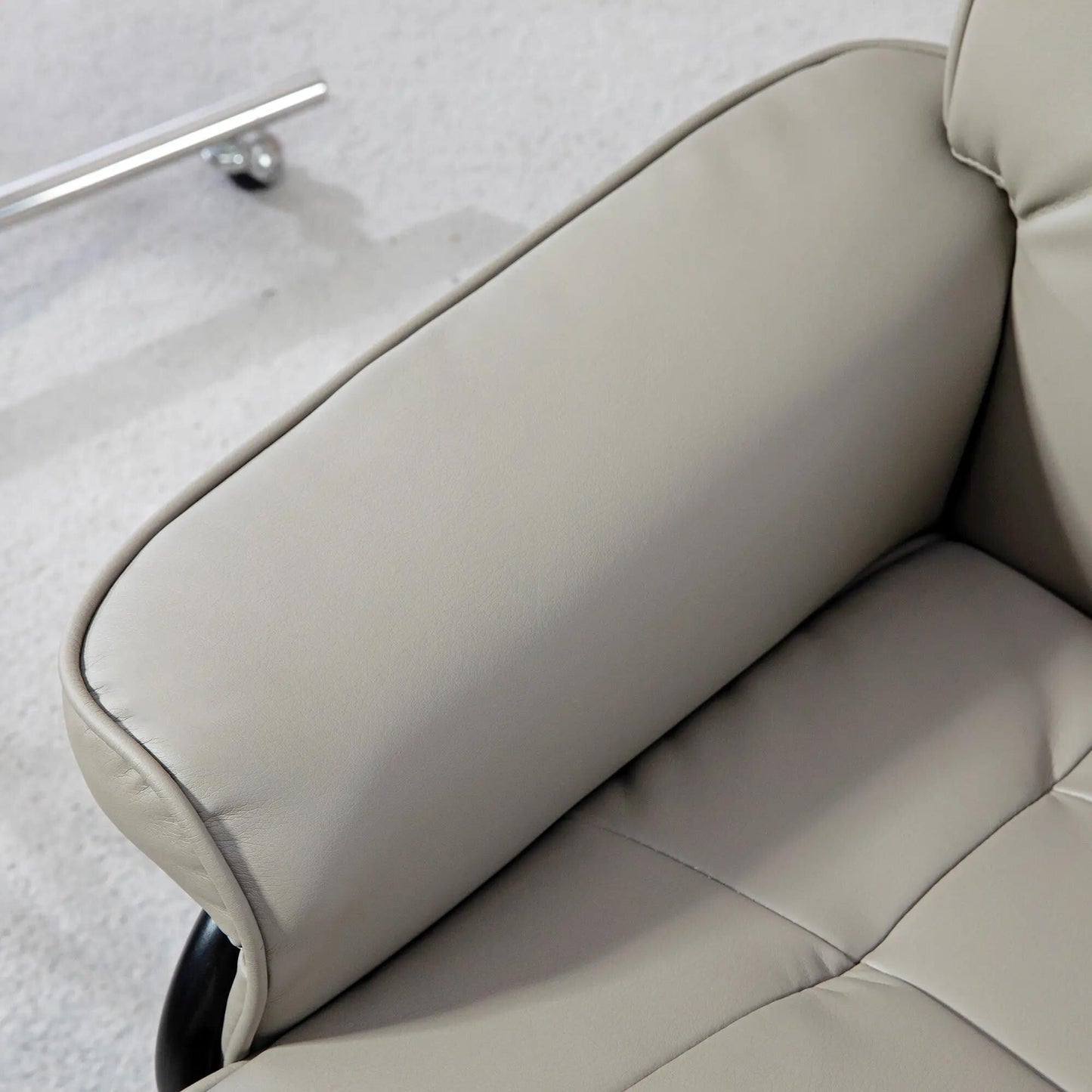 Fauteuil inclinable pivotant en similicuir avec pouf et base en bois