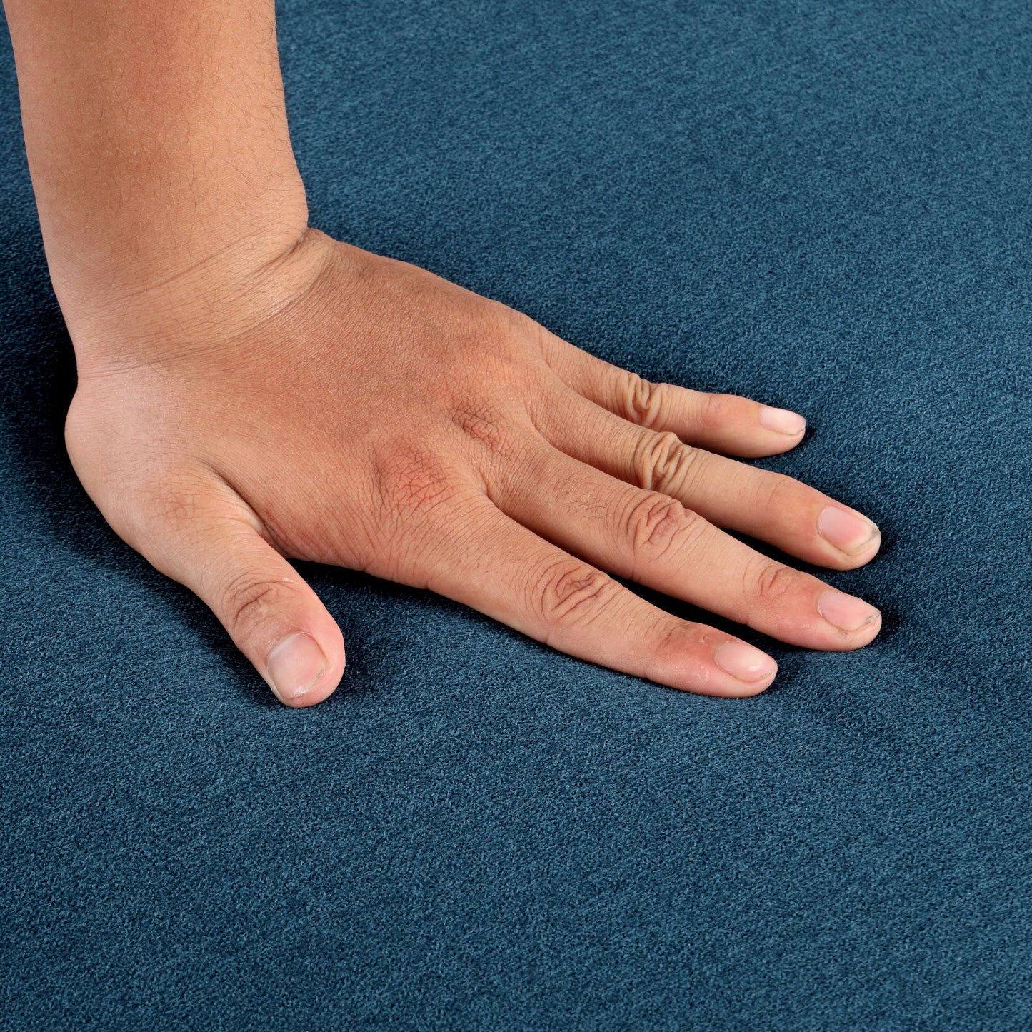 Canapé convertible moderne Araminta de Furniture of America avec lit gigogne et oreillers