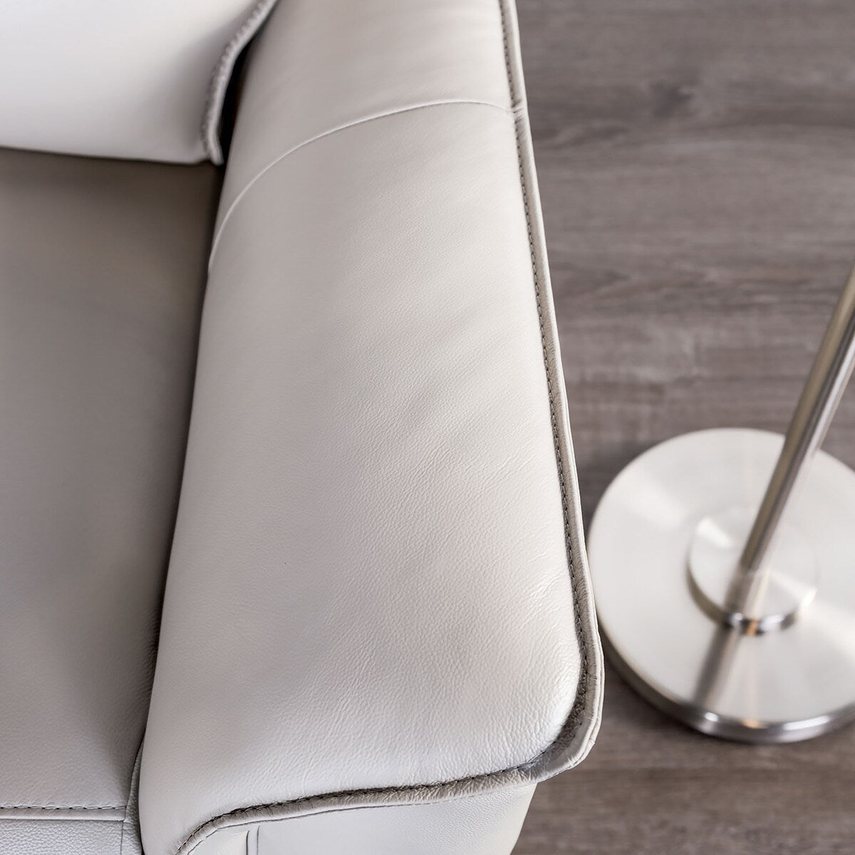 Canapé inclinable manuel Marty Modern Leather Match de Furniture of America avec accoudoirs rembourrés évasés