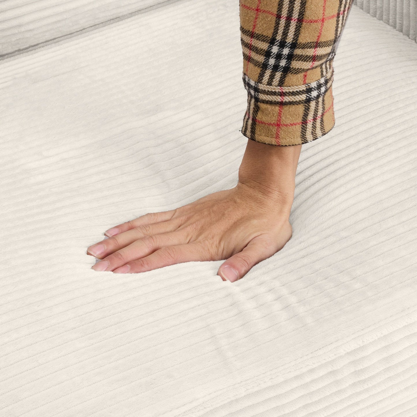 Canapé-lit convertible multifonctionnel en velours côtelé Emily de GDFStudio pour petits espaces