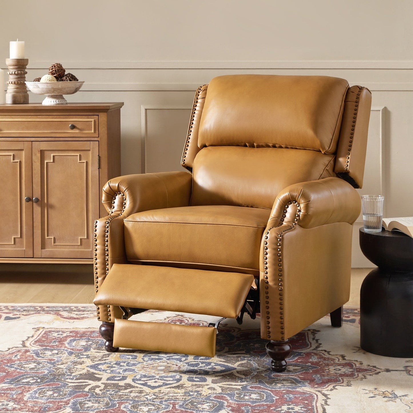 Fauteuil inclinable Gabriela en cuir véritable, style milieu de siècle, avec pieds coniques en bloc, par HULALA HOME