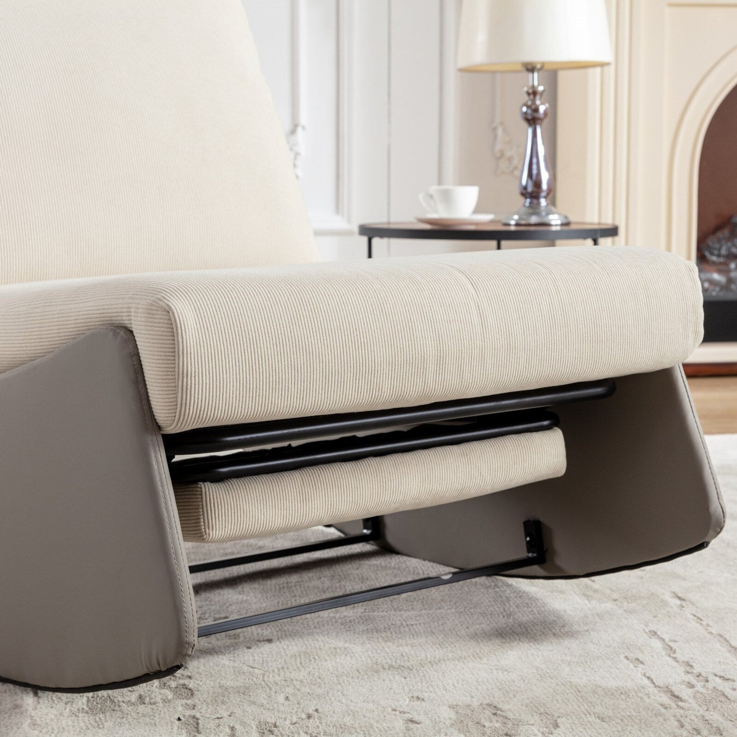 Fauteuil inclinable à bascule rembourré en velours côtelé gris et beige moderne avec repose-pieds et pieds en cuir synthétique pour salon et chambre à coucher