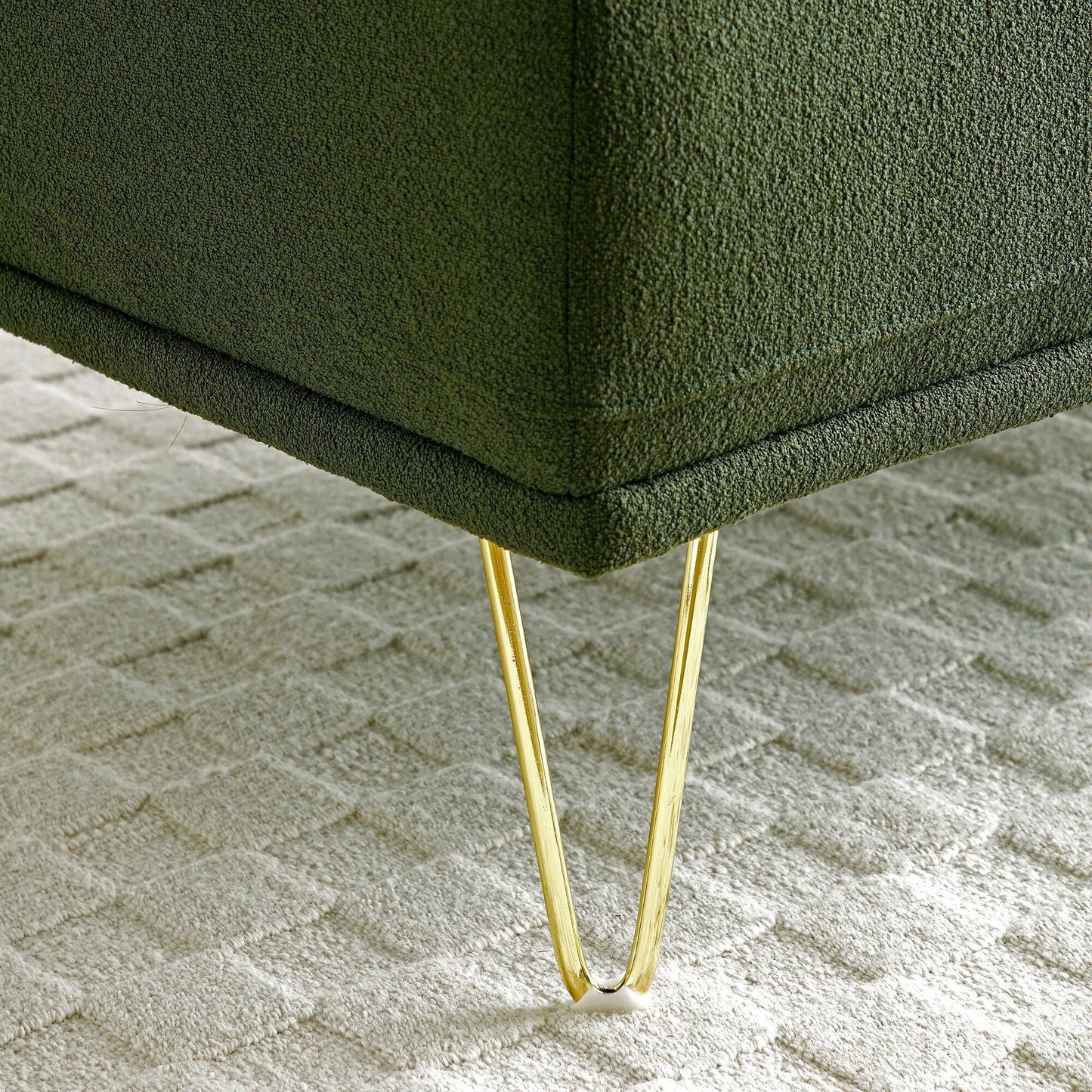 Banc causeuse rembourré vert avec pieds dorés