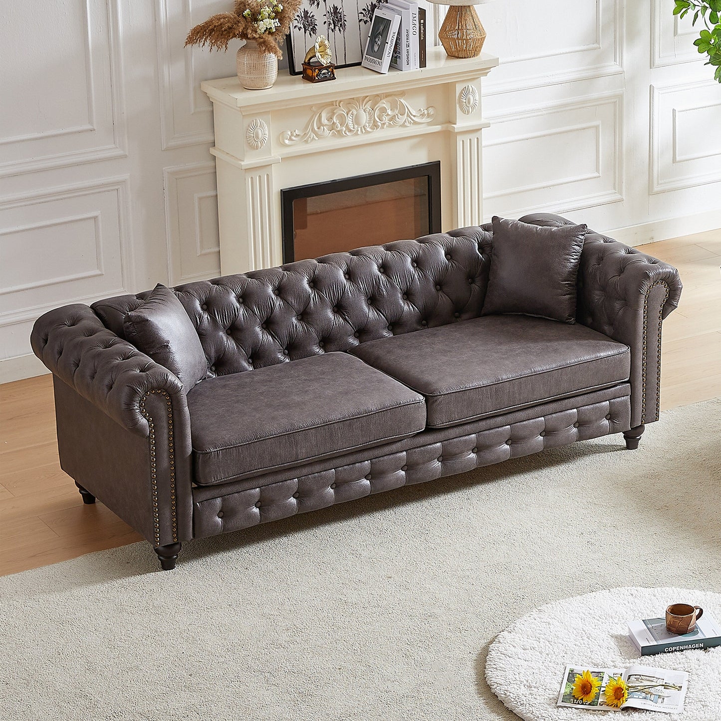 Canapé Chesterfield 3 places en tissu technique gris 85,5 avec accoudoirs roulés et 2 coussins pour le salon