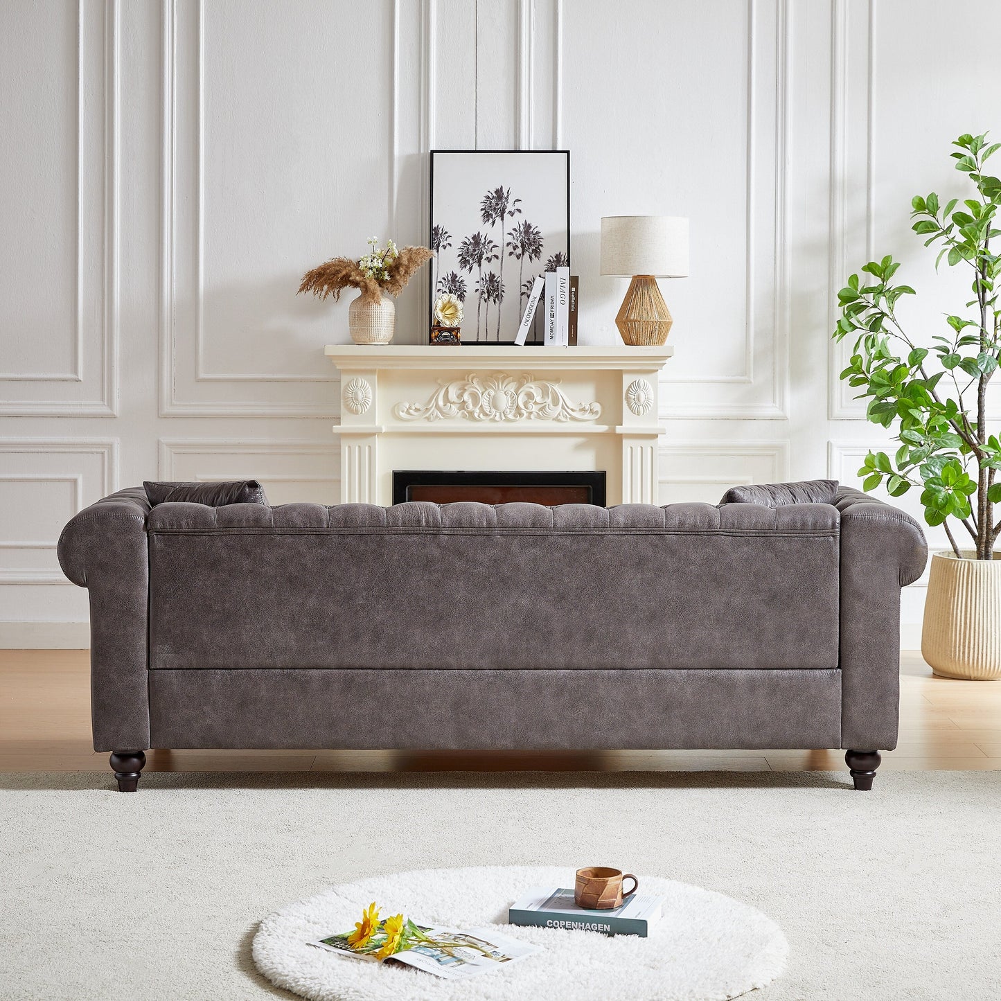 Canapé Chesterfield 3 places en tissu technique gris 85,5 avec accoudoirs roulés et 2 coussins pour le salon