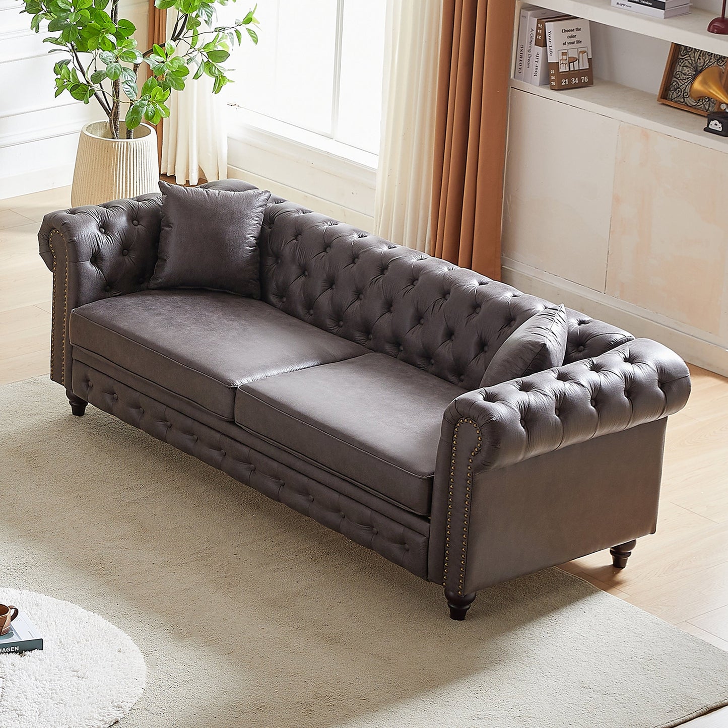 Canapé Chesterfield 3 places en tissu technique gris 85,5 avec accoudoirs roulés et 2 coussins pour le salon