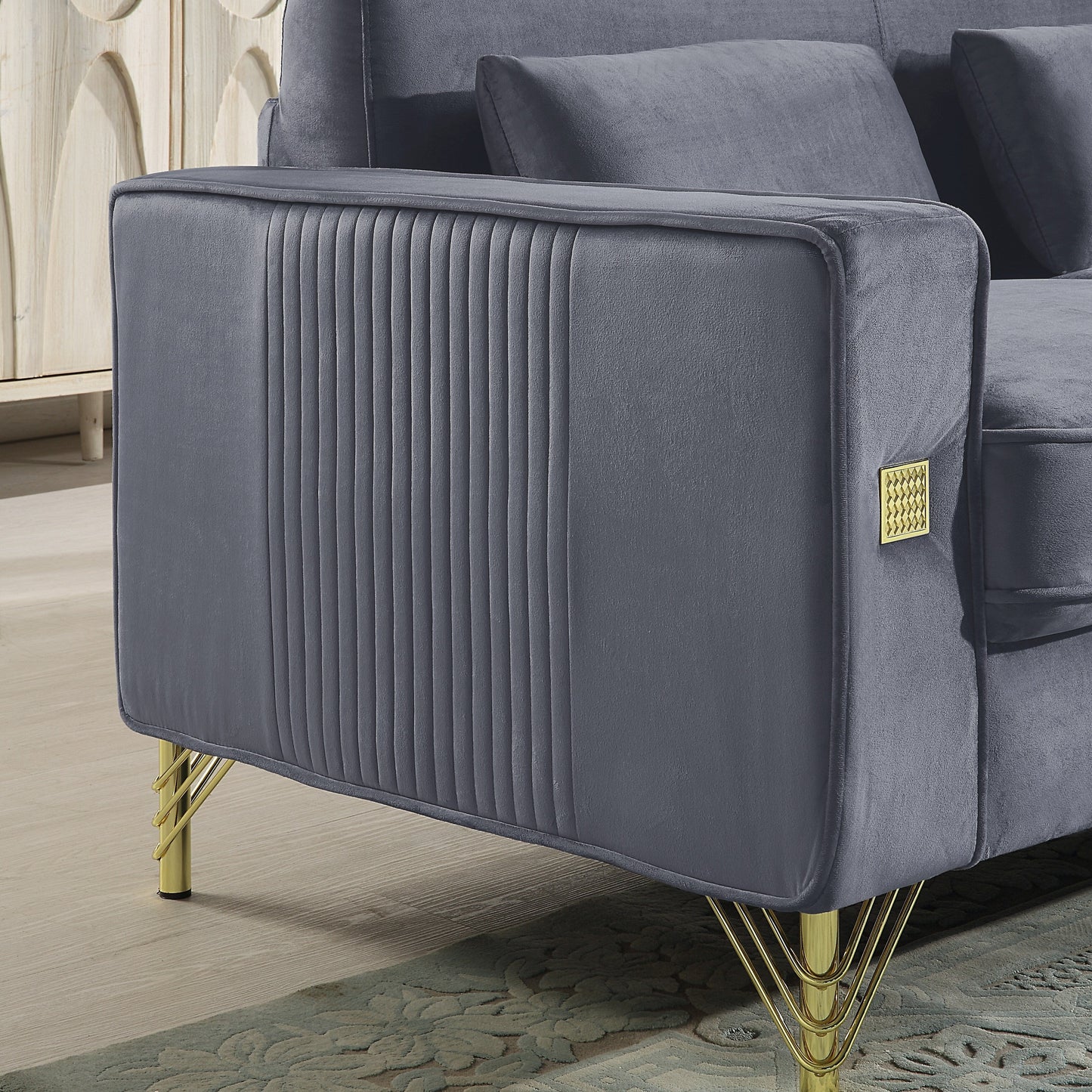 Canapé 3 places en velours gris 86,61 avec coussins et pieds en métal finition dorée pour le salon