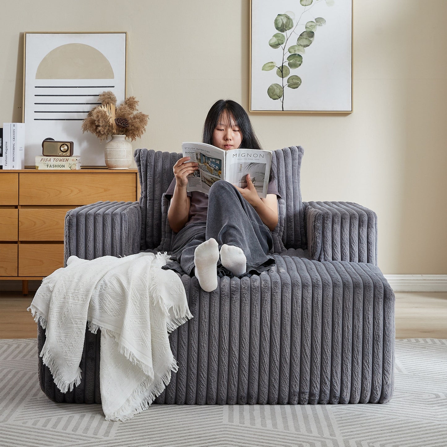 Fauteuil de salon en velours côtelé gris avec 2 coussins