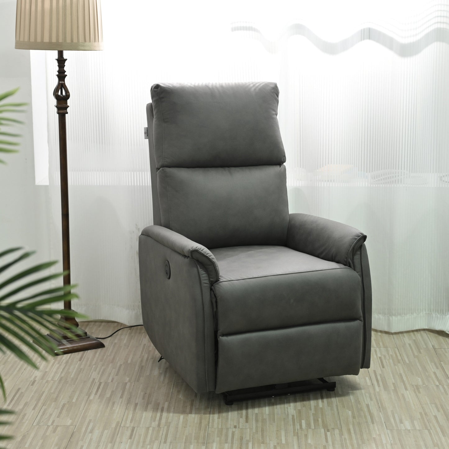 Fauteuil inclinable électrique gris avec port USB, panneau de commande latéral et dossier confortable, idéal pour les petits espaces