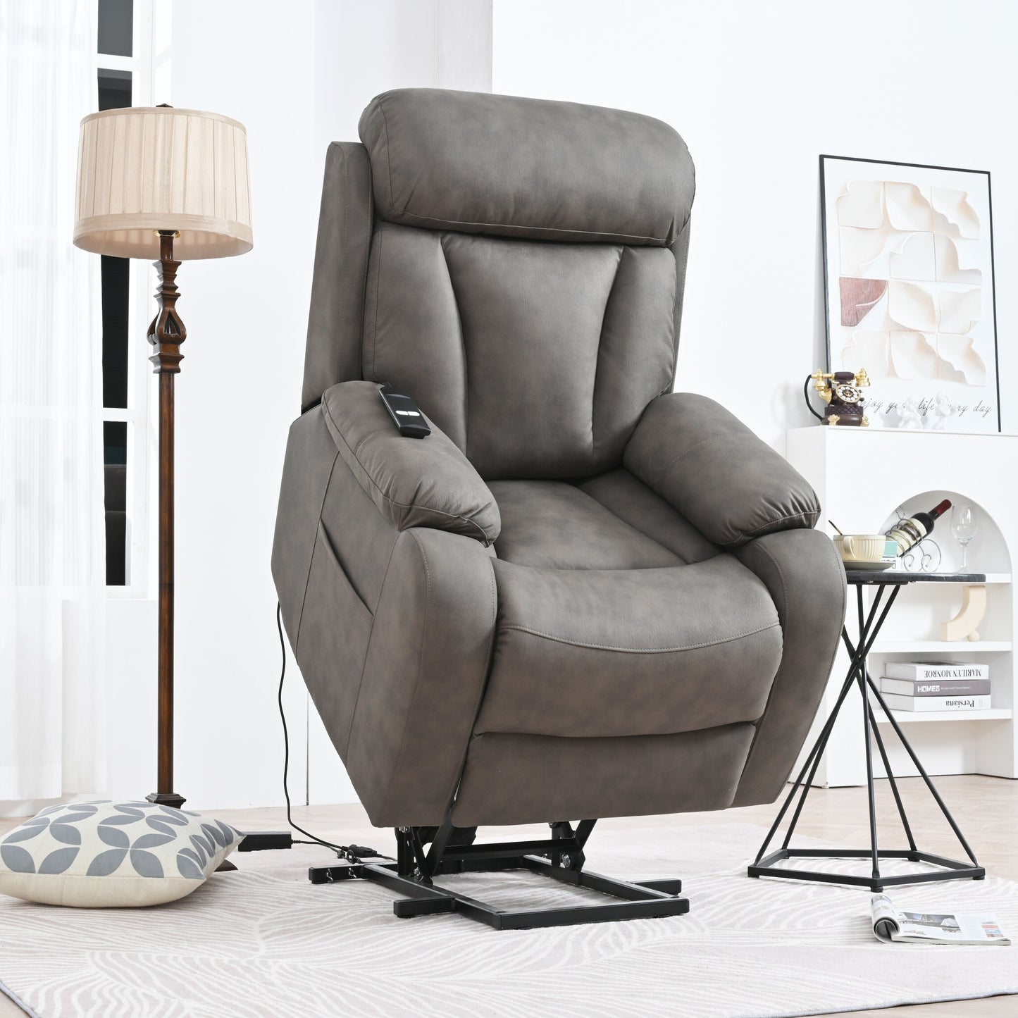 Fauteuil inclinable électrique en tissu gris pour personnes âgées, avec télécommande, coussin rembourré, poche latérale et cadre robuste.