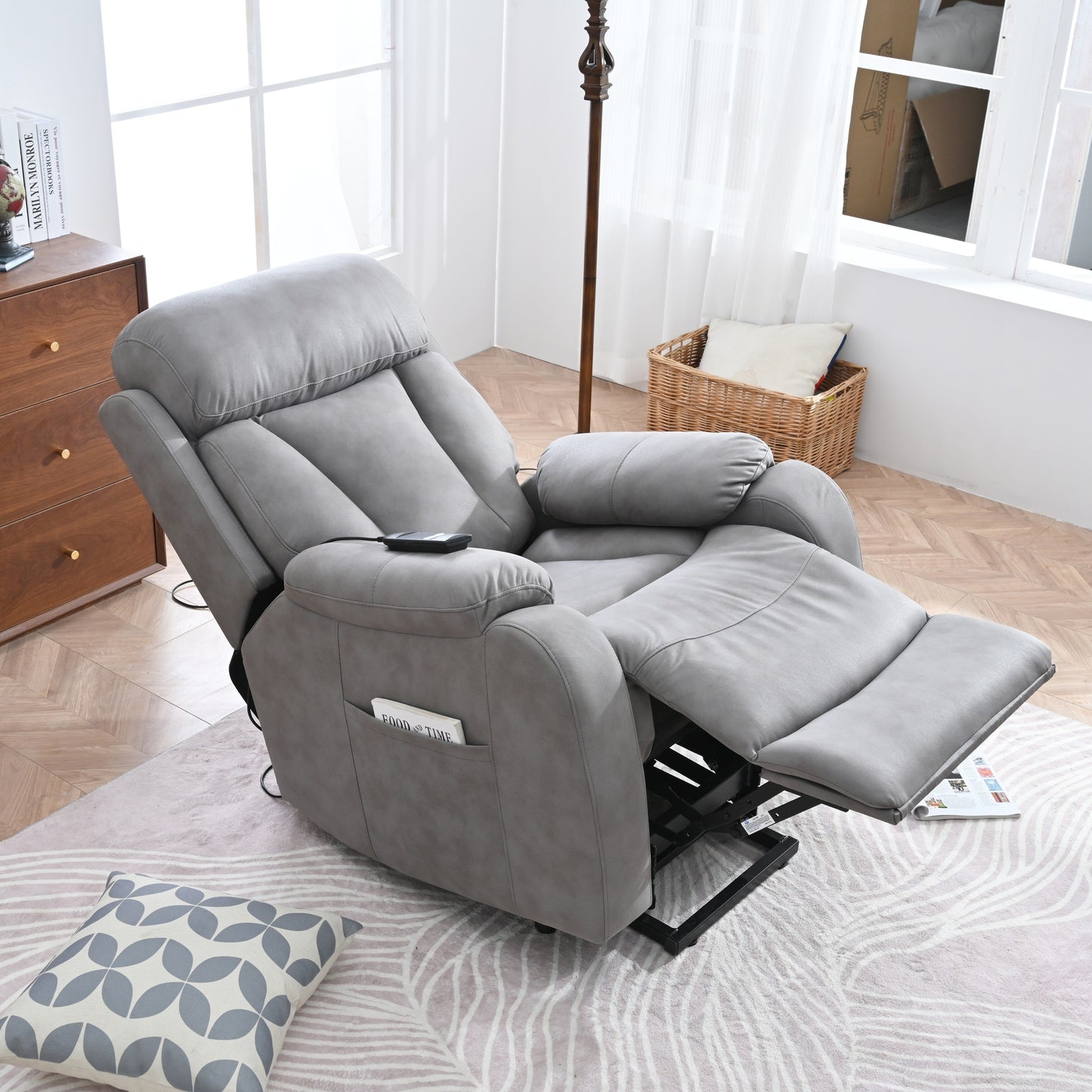 Fauteuil inclinable électrique en tissu gris pour personnes âgées, avec télécommande, coussin rembourré, poche latérale et cadre robuste.