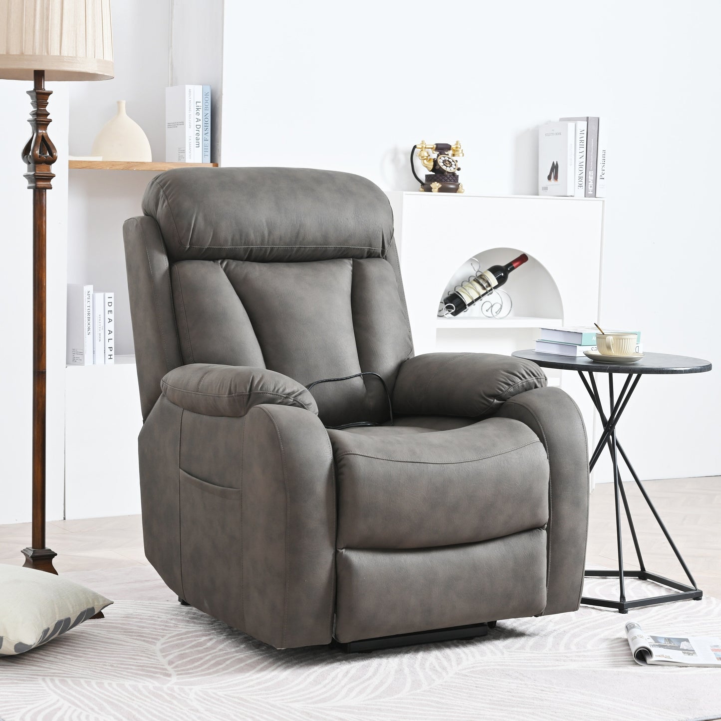 Fauteuil inclinable électrique en tissu gris pour personnes âgées, avec télécommande, coussin rembourré, poche latérale et cadre robuste.