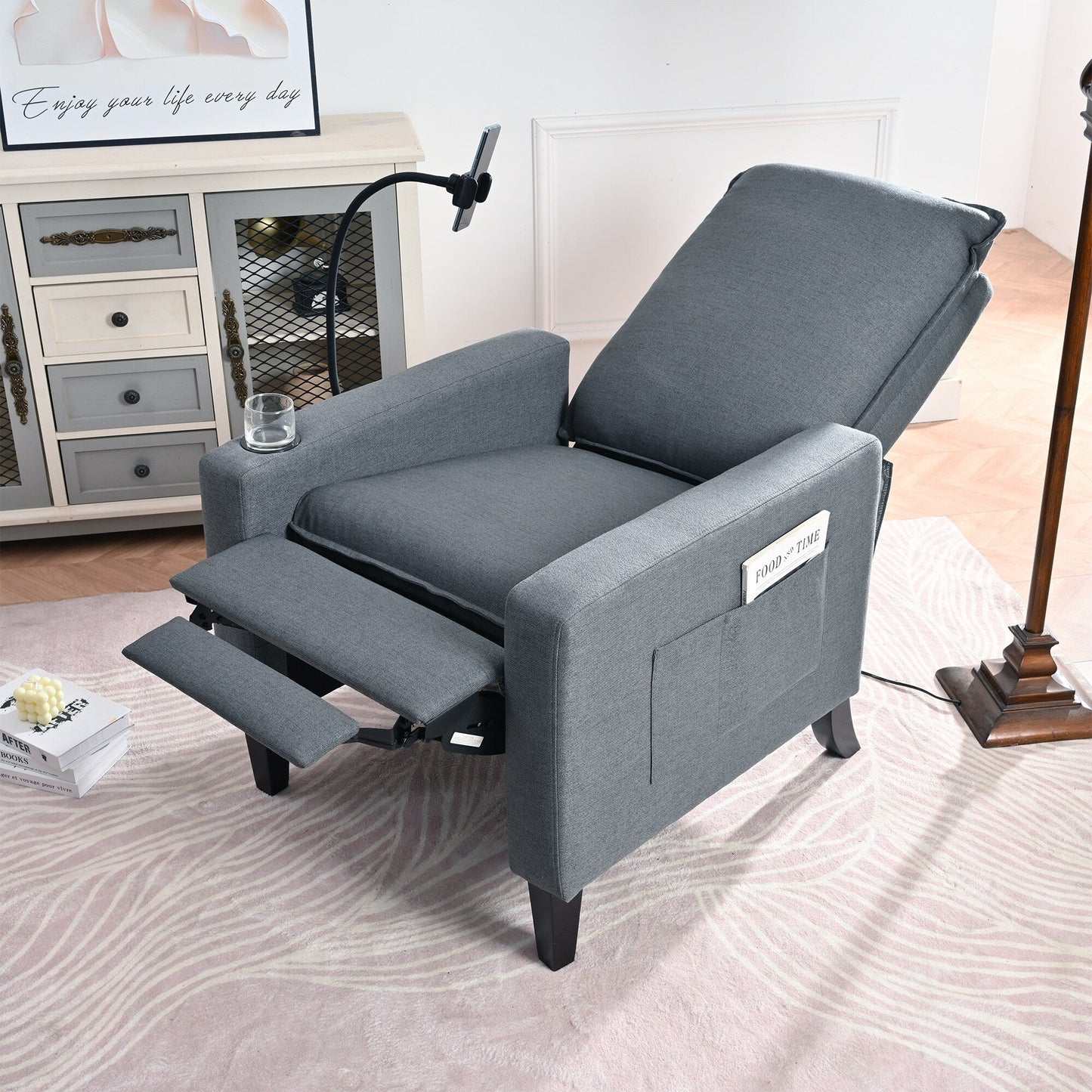 Fauteuil inclinable manuel moderne en tissu gris avec support pour téléphone portable, porte-gobelet et repose-pieds