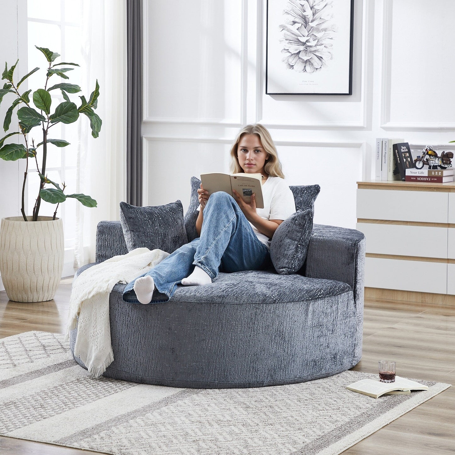 Canapé-lit simple rond en chenille grise avec coussin de dossier