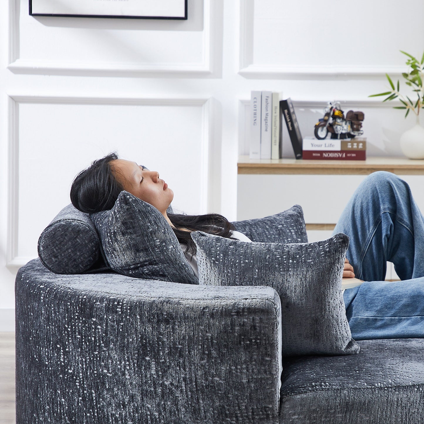 Canapé-lit simple rond en chenille grise avec coussin de dossier