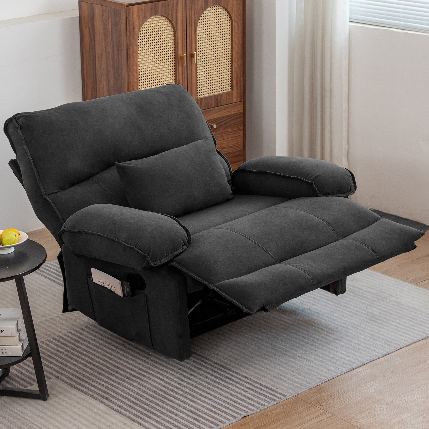 Fauteuil inclinable spacieux gris avec revêtement en polaire douce et coussin de massage chauffant pour une relaxation ultime