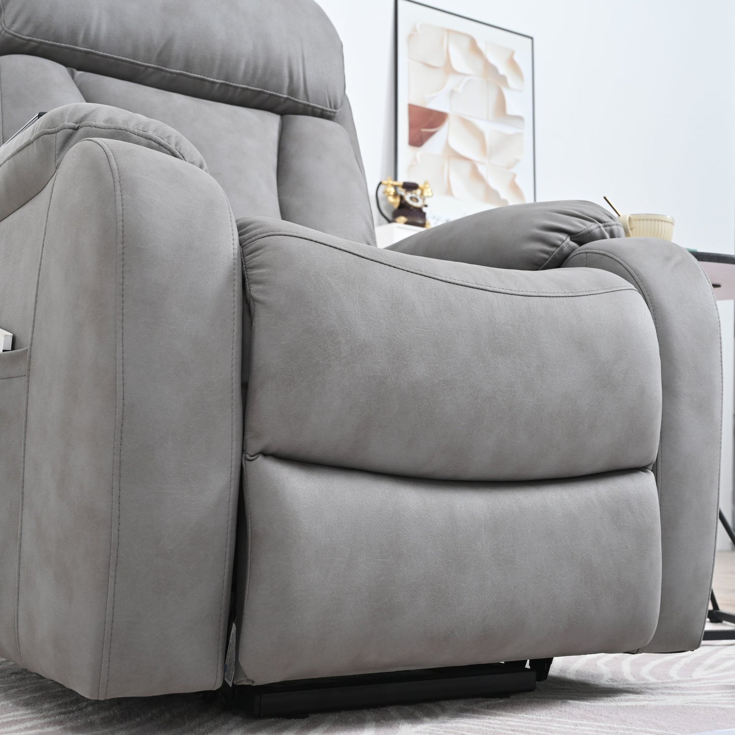 Fauteuil inclinable électrique gris à siège large avec télécommande, poche latérale et fonctions d'inclinaison réglables