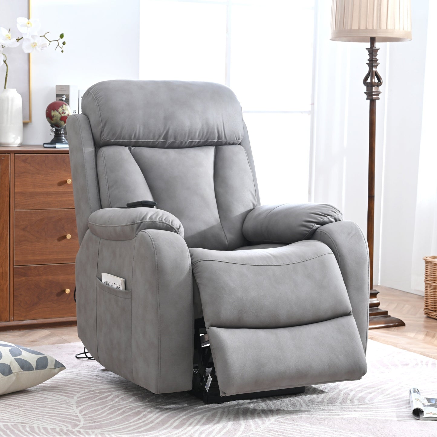 Fauteuil inclinable électrique gris à siège large avec télécommande, poche latérale et fonctions d'inclinaison réglables