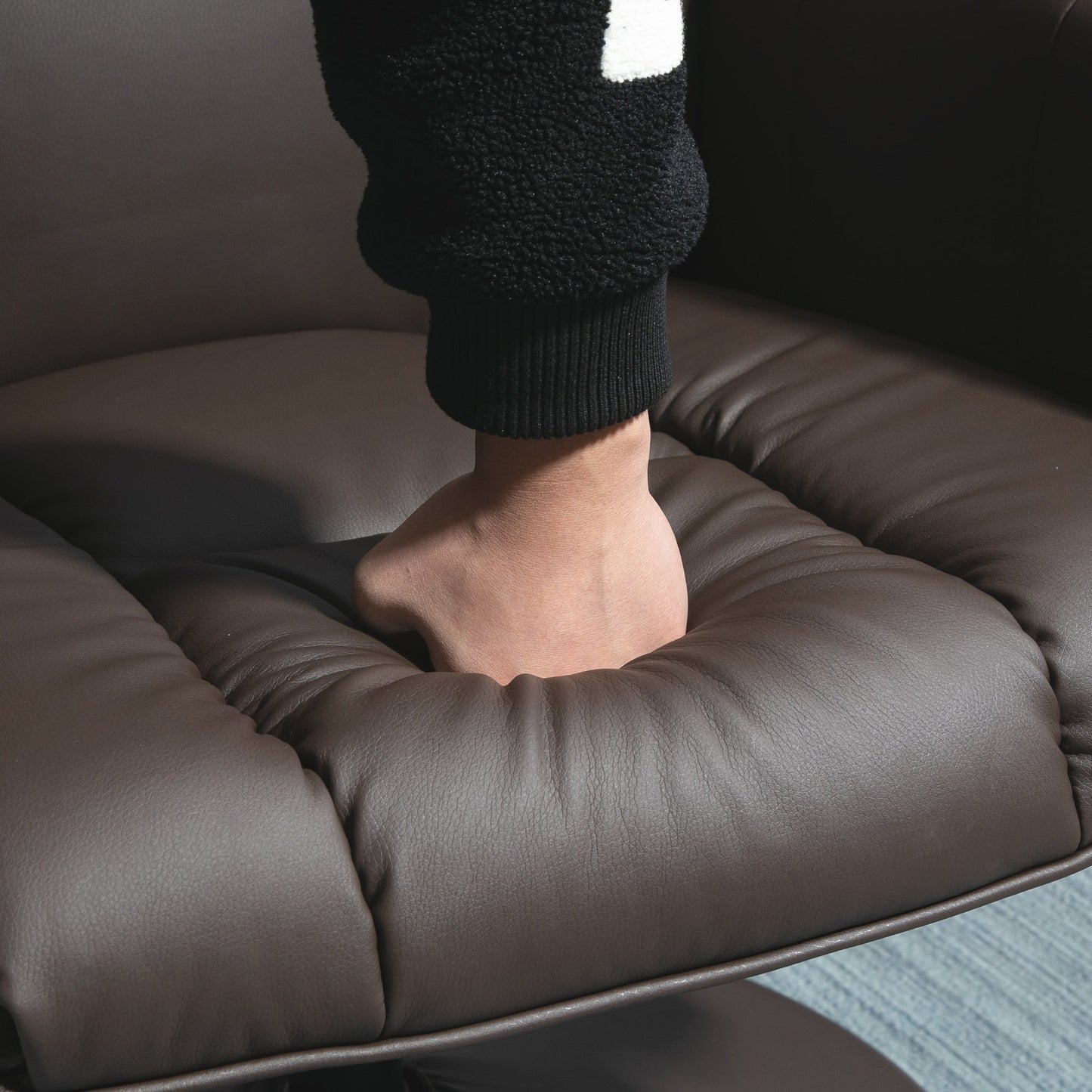 Fauteuil inclinable pivotant en similicuir à dossier haut avec dossier réglable, repose-pieds ottoman et base enveloppée robuste pour le salon