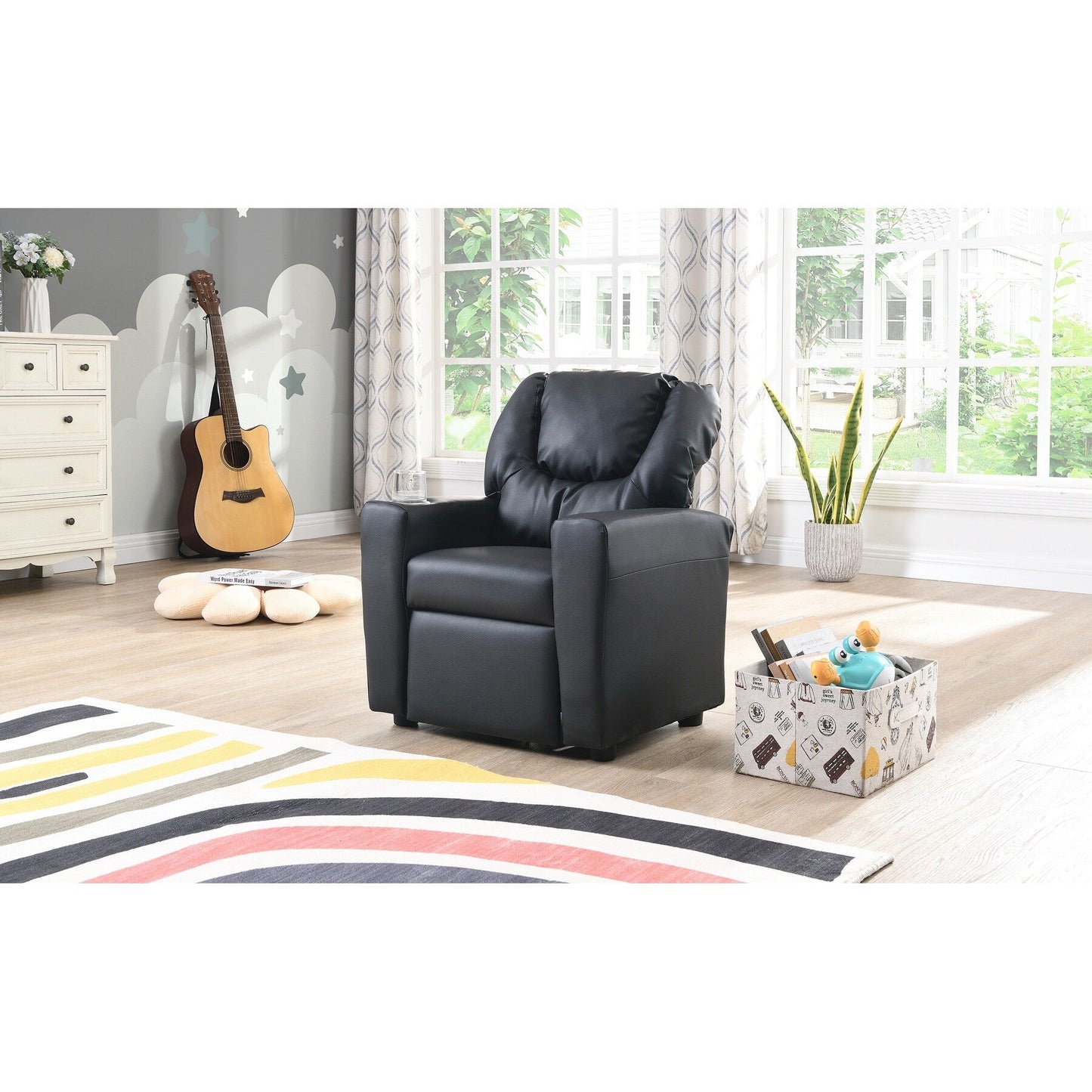 Fauteuil inclinable pour enfant en PVC noir, durable, avec porte-gobelet, design ergonomique, assemblage facile, capacité de 68 kg.
