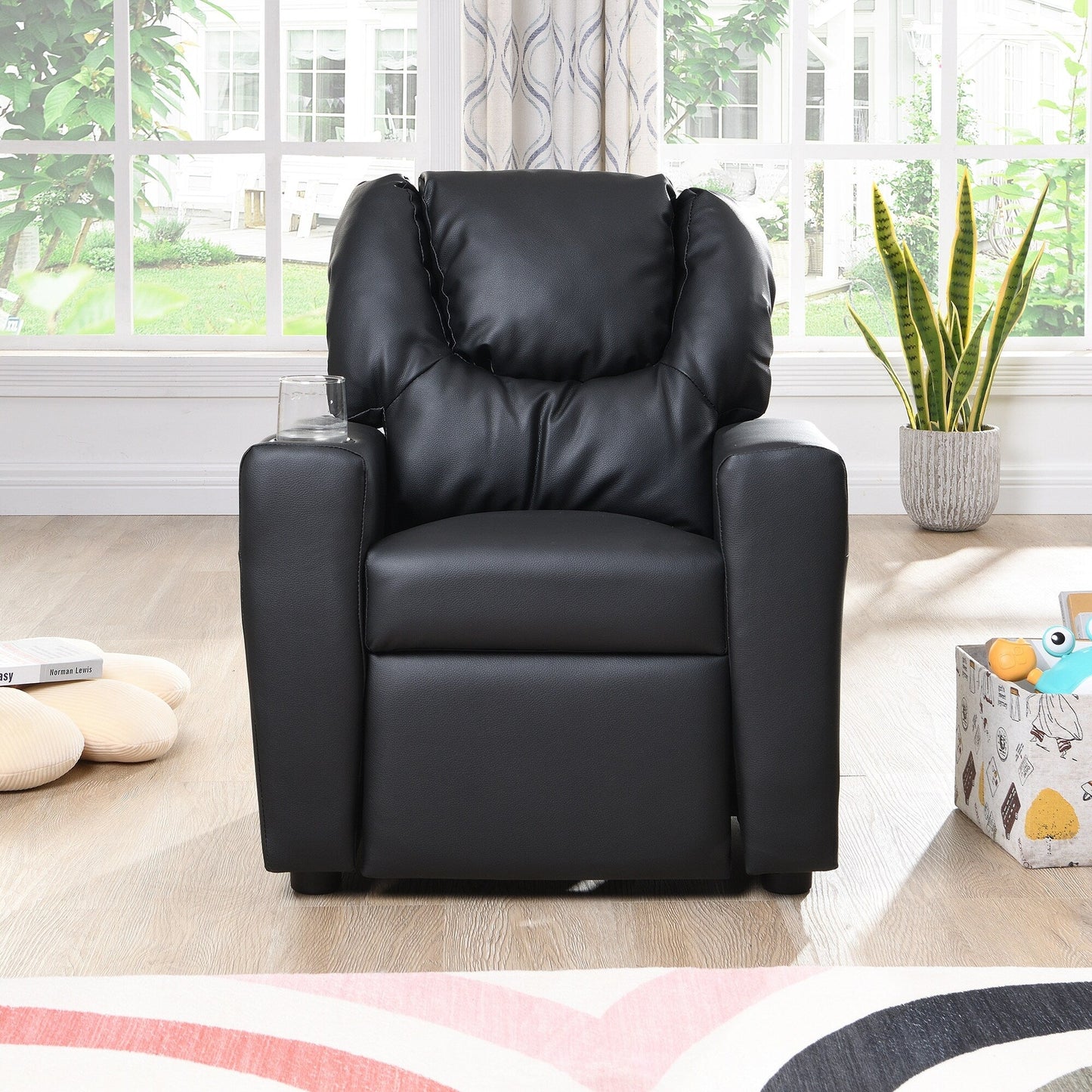 Fauteuil inclinable pour enfant en PVC noir, durable, avec porte-gobelet, design ergonomique, assemblage facile, capacité de 68 kg.