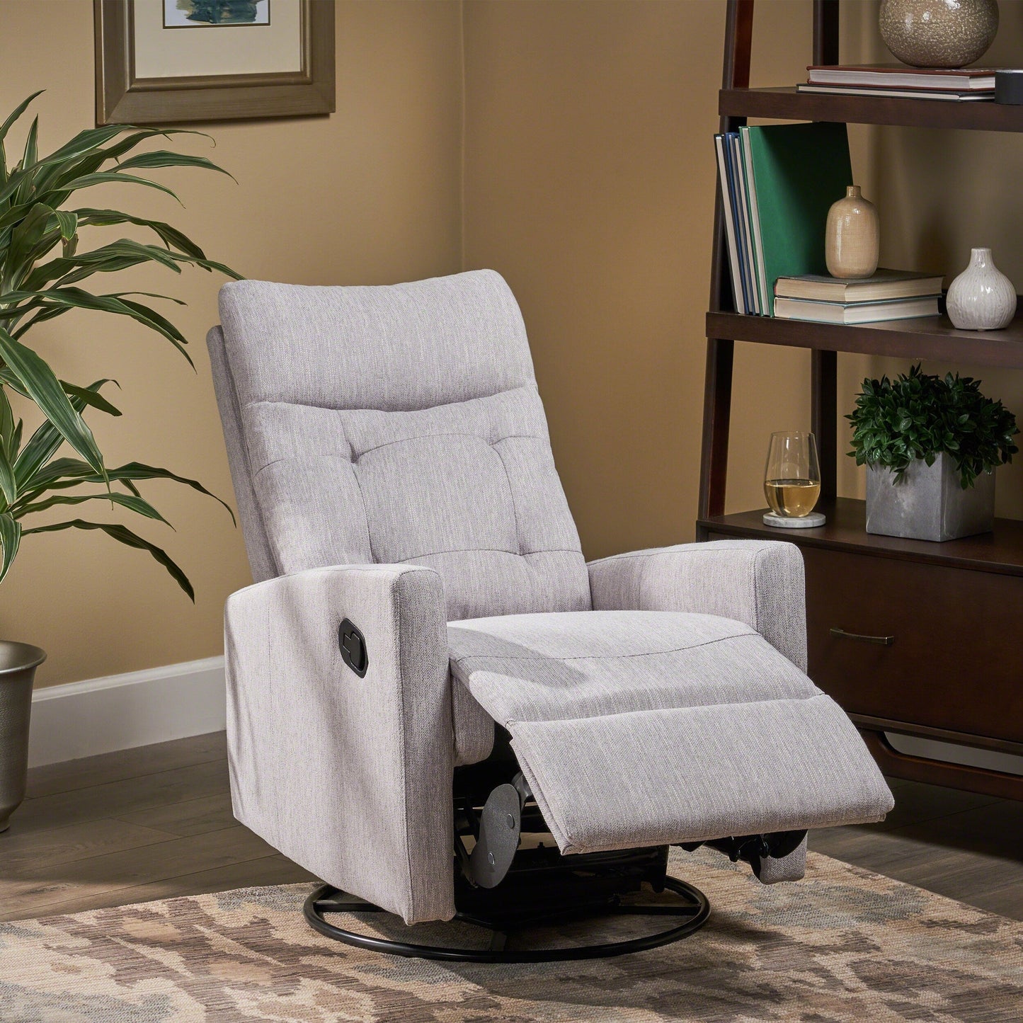 Fauteuil inclinable pivotant et rembourré en tissu gris clair moderne avec repose-pieds et dossier capitonné