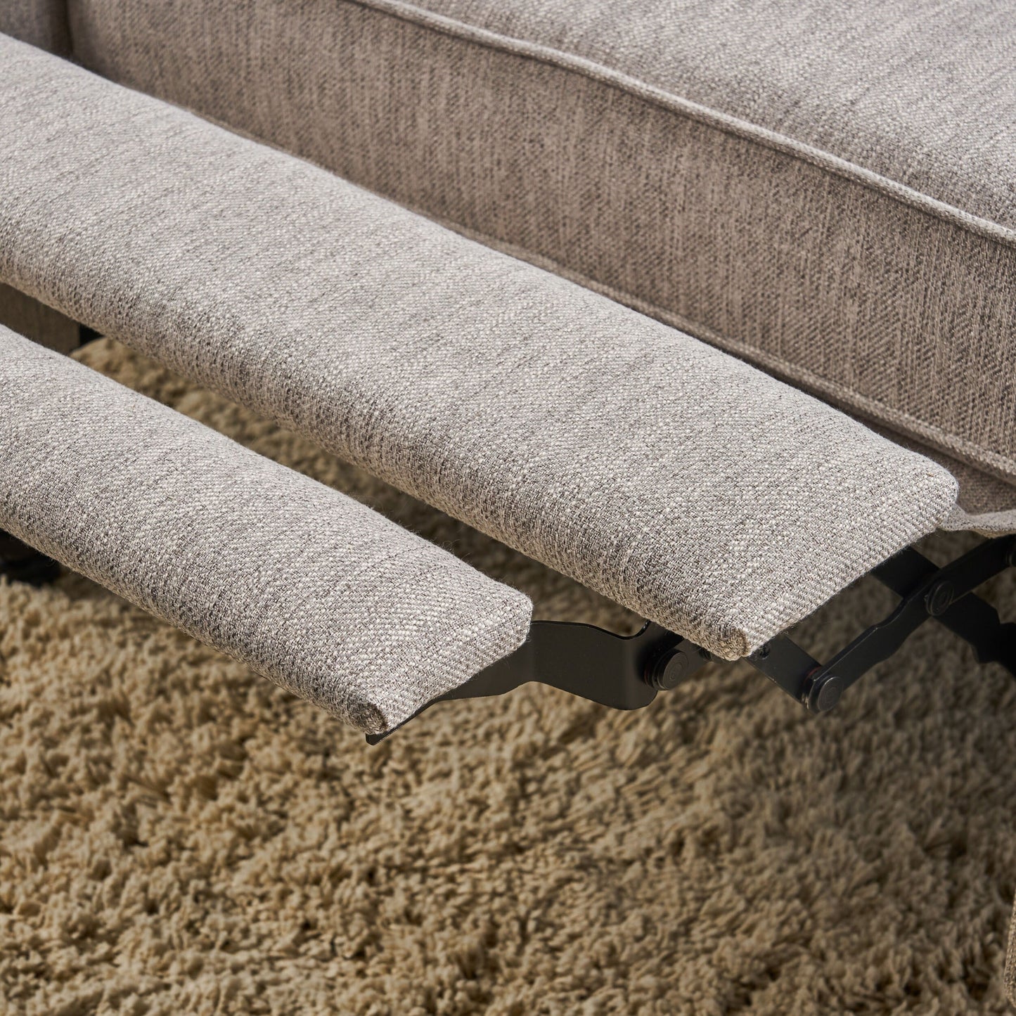 Fauteuil inclinable rembourré surdimensionné gris clair avec repose-pieds, dossier capitonné et clous décoratifs