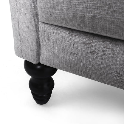 Canapé capitonné en velours gris clair avec accoudoirs évasés et assise profonde