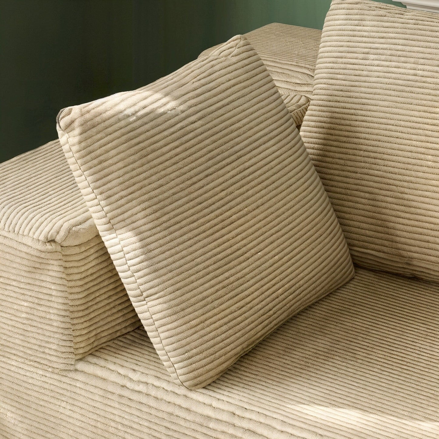 Canapé sectionnel luxueux et confortable de couleur crème