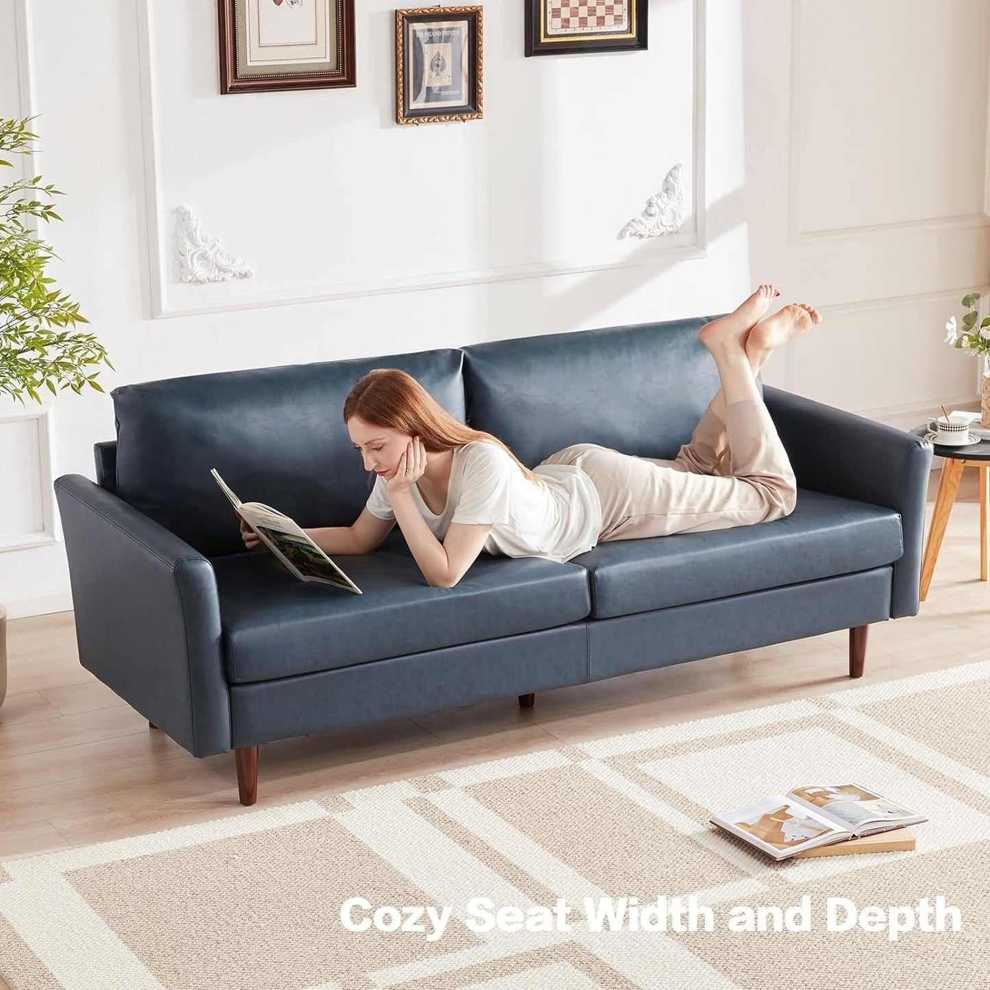 Canapé 3 places en similicuir style milieu de siècle des années 80 avec pieds en bois et coussins rembourrés pour le salon