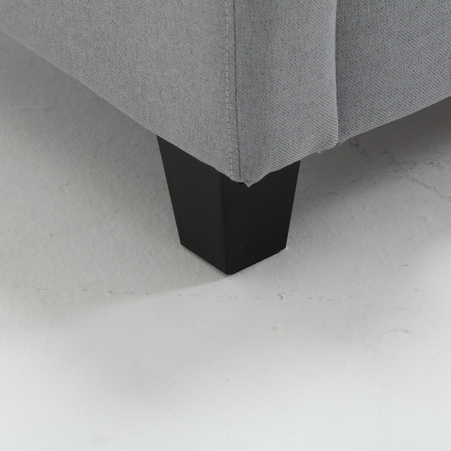 Canapé 3 places moderne capitonné en lin 79 boutons avec 2 ports USB et pieds carrés en plastique massif