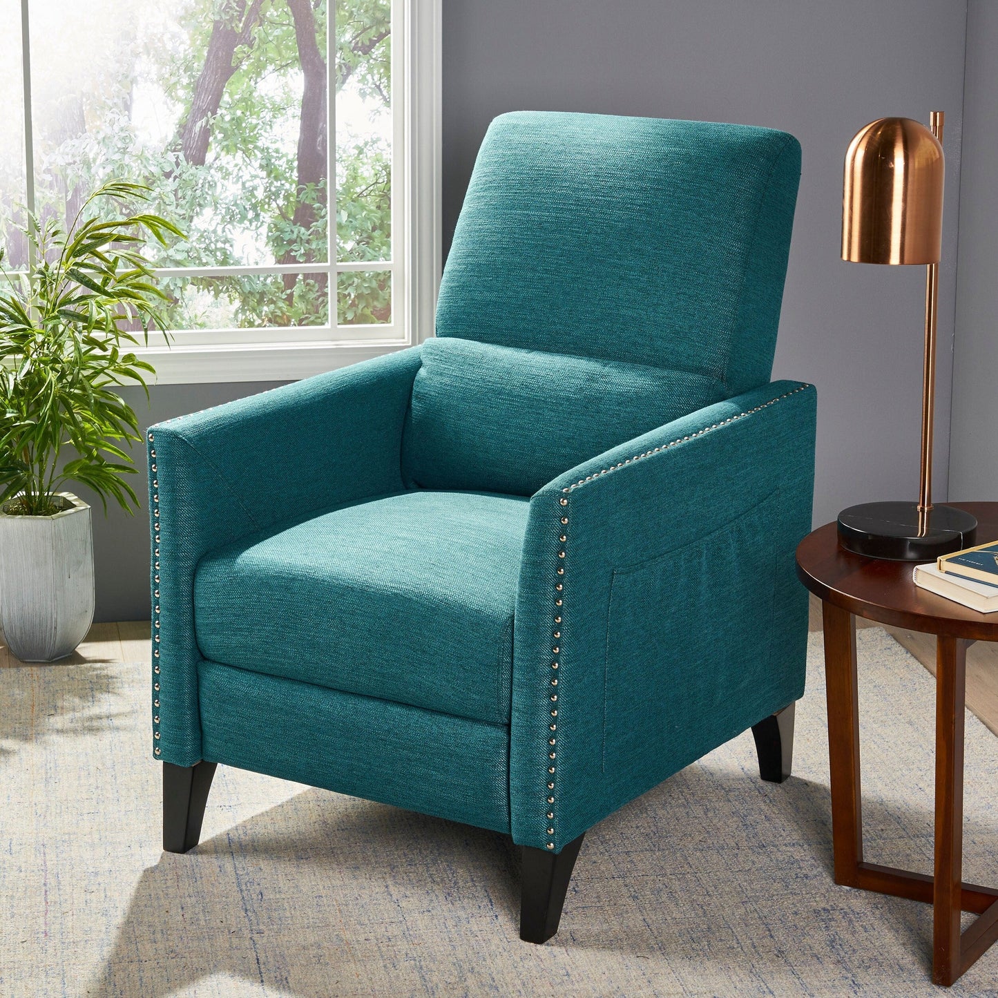 Fauteuil inclinable moderne en tissu avec repose-pieds, détails cloutés et pieds en bouleau