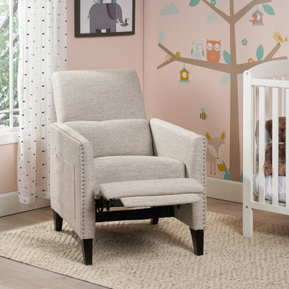 Fauteuil inclinable moderne en tissu avec repose-pieds, détails cloutés et pieds en bouleau